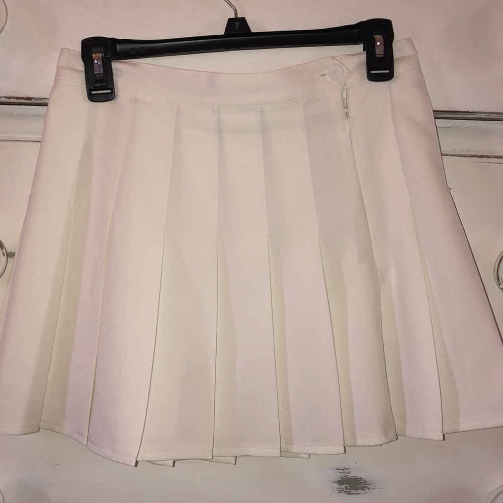 White pleaded skirt